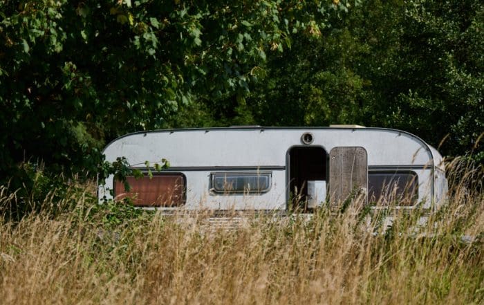 verlassener Wohnwagen in der Wildnis verrottet