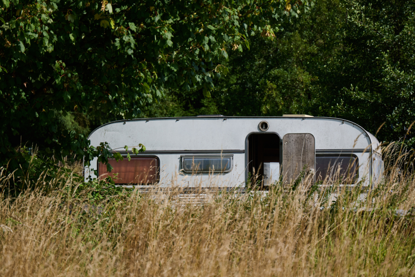 verlassener Wohnwagen in der Wildnis verrottet
